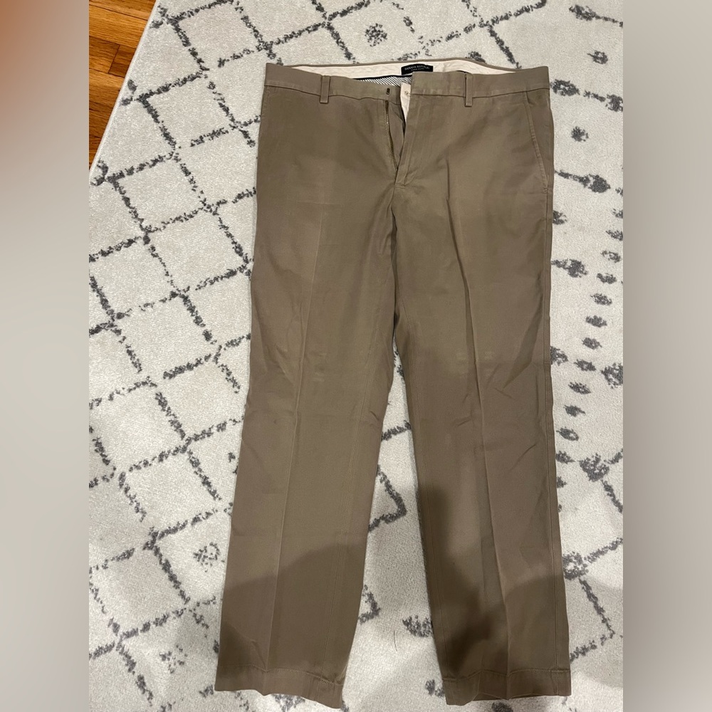 Like new Banana Republic Khaki chinos 34x30